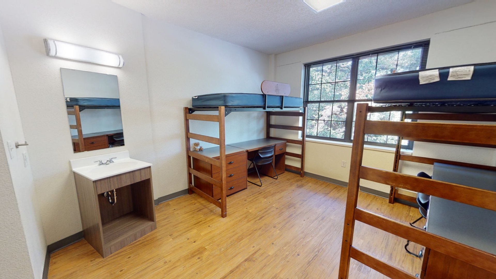 Penland Hall: Double Room Community Bath