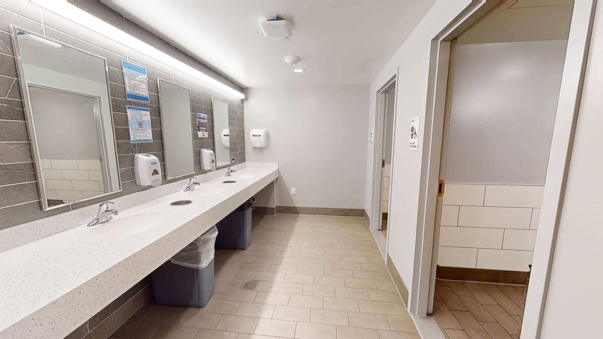Thurston Hall: Common Bathroom Suite