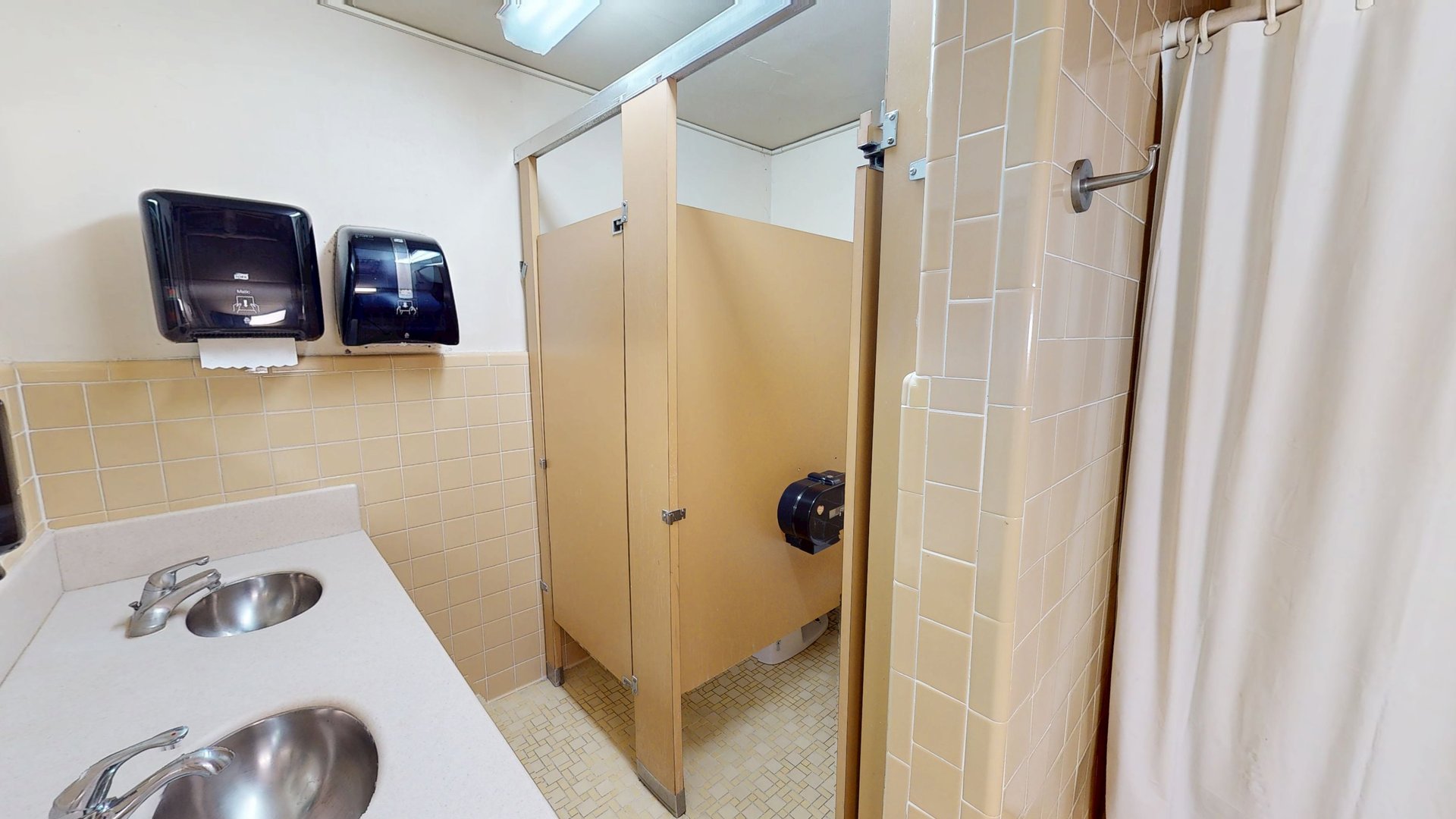 Mesquite Hall Bathroom