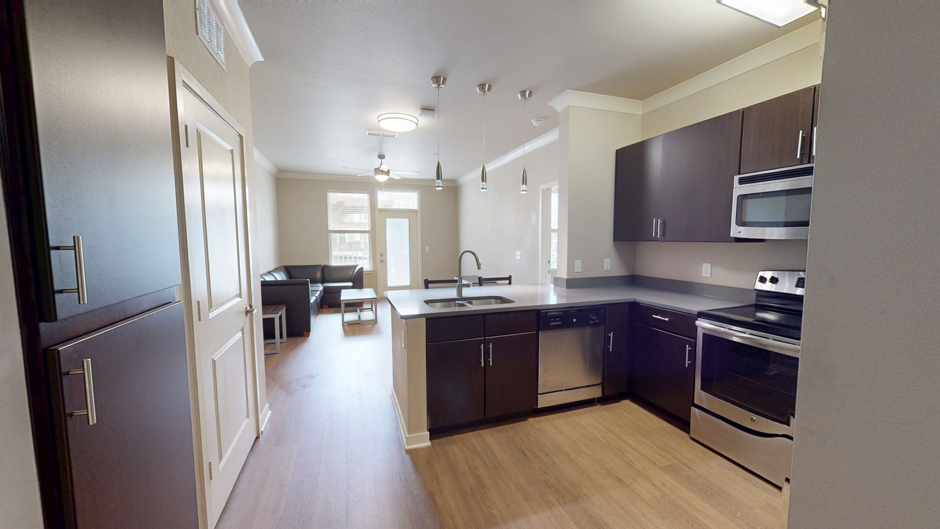 160 Ross 2 Bed / 2 Bath Apartment