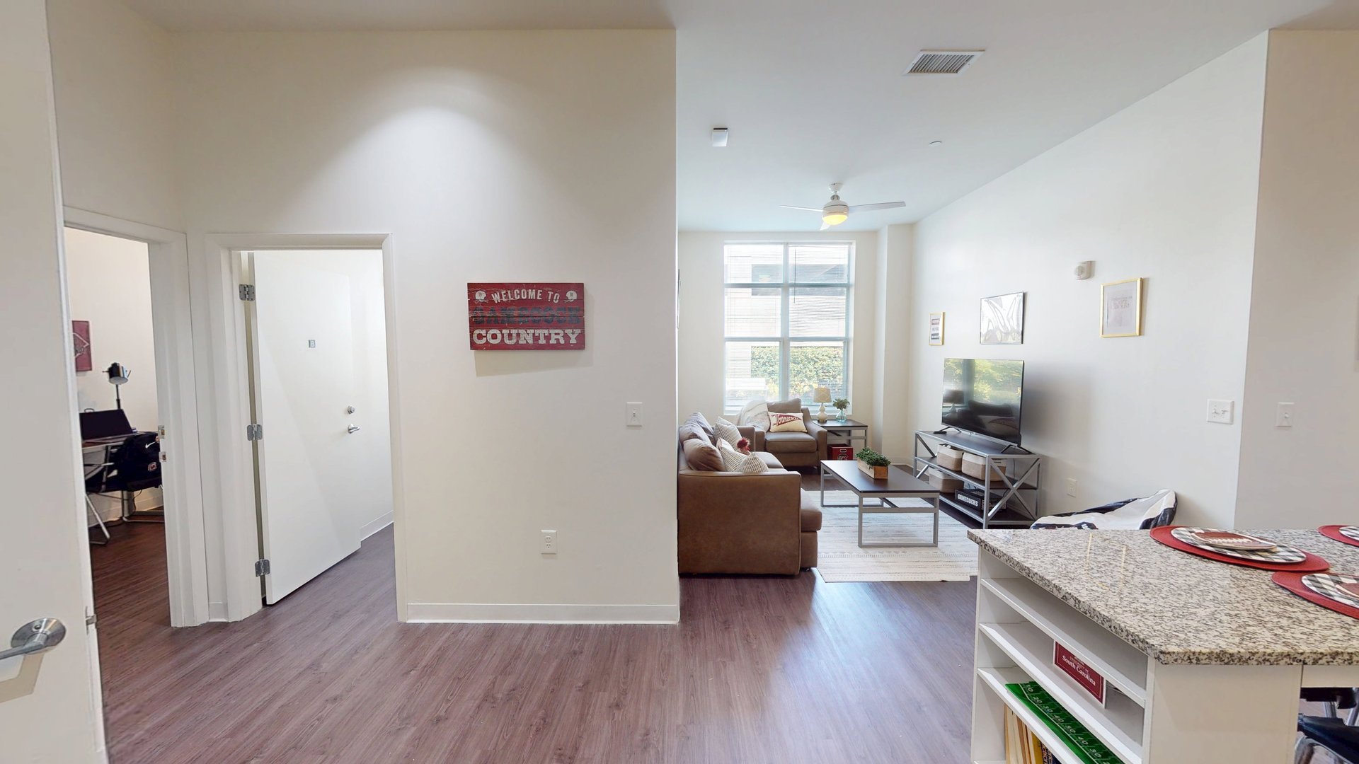 650 Lincoln 4 Bed / 2 Bath Apartment